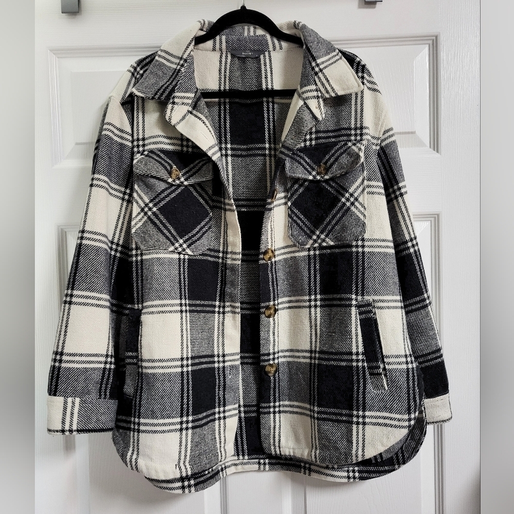 Shacket Plaid Button-Up in Black and White Double Button Pockets Size L